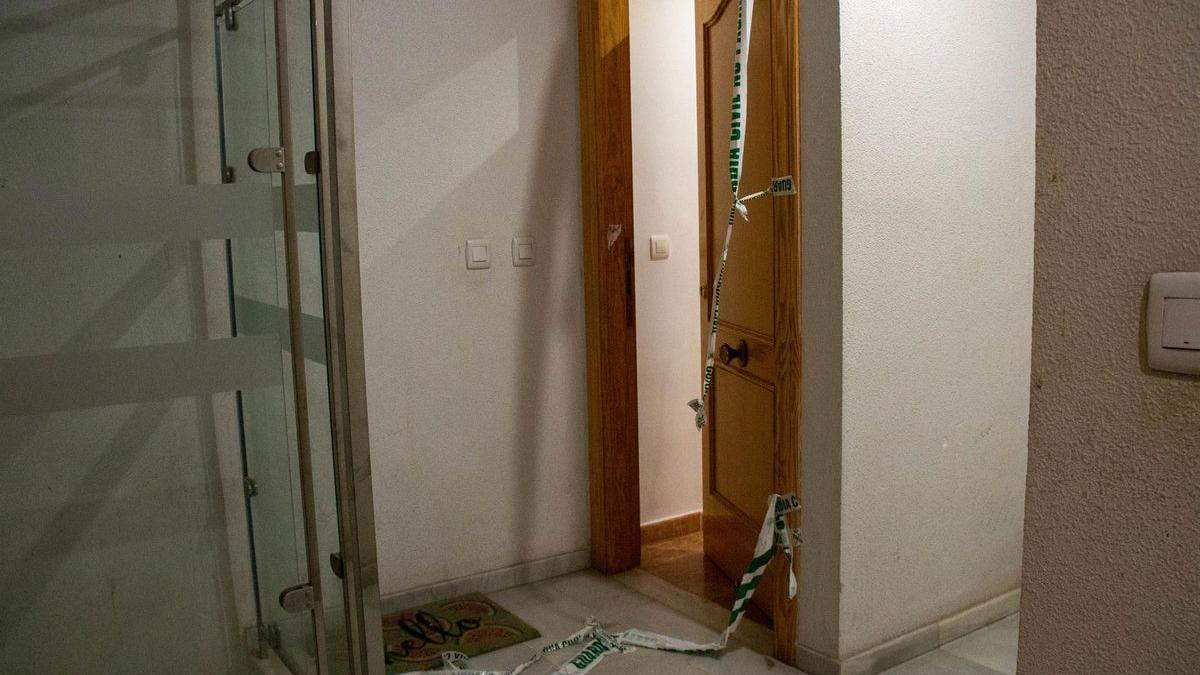 Entrada de la vivienda en la que Trinidad fue asesinada por su marido en Albuñol (Granada).