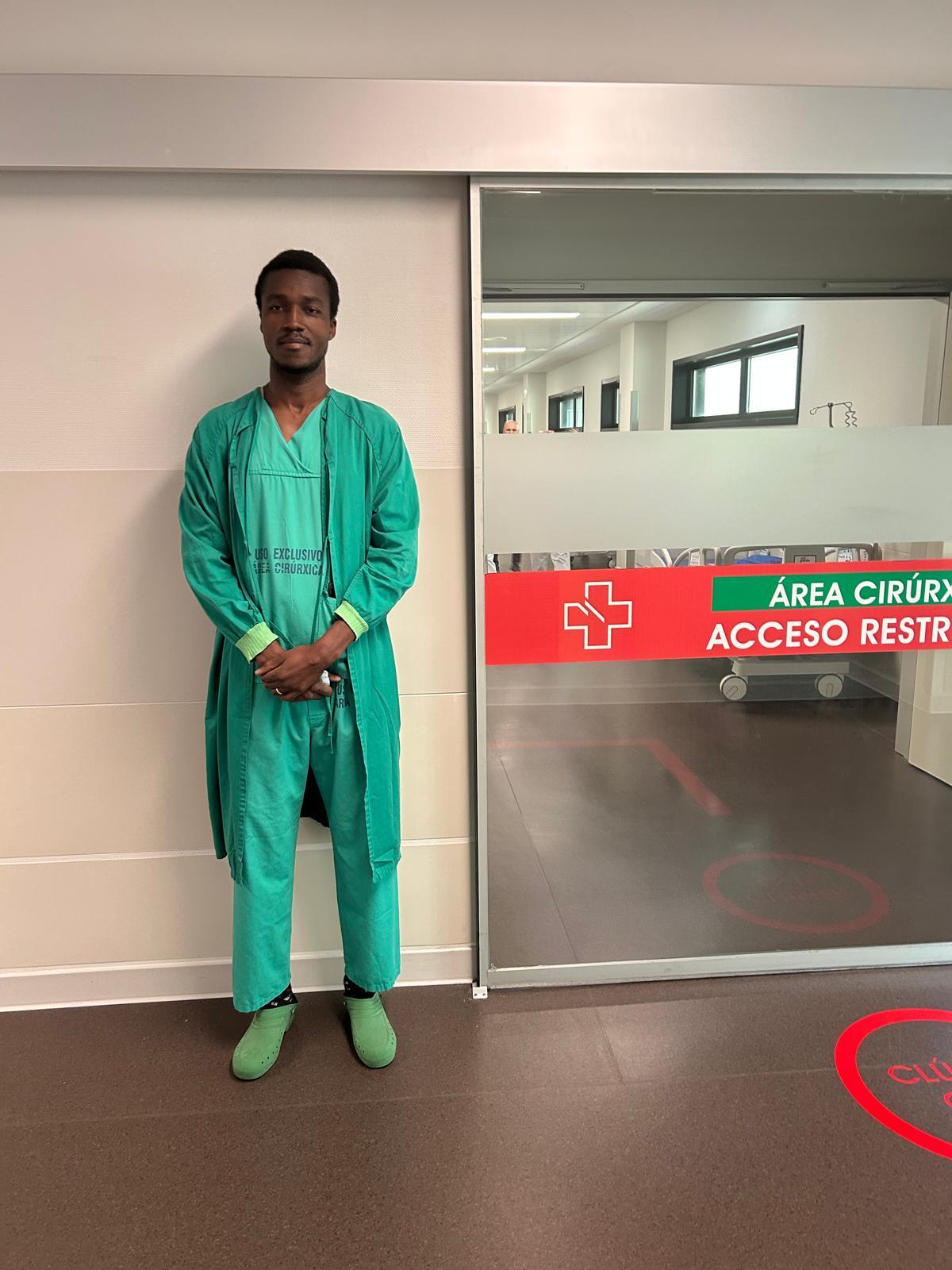 El doctor David Dahou, a la entrada de los quirófanos del Álvaro Cunqueiro.