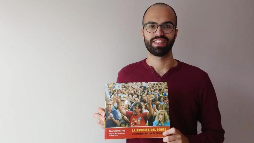 Aleix Solernou mostra el llibre &quot;La revolta del poble&quot;