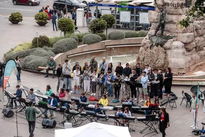 Jóvenes de la Escuela Municipal de Música de Palma protagonizan una 'pianada'