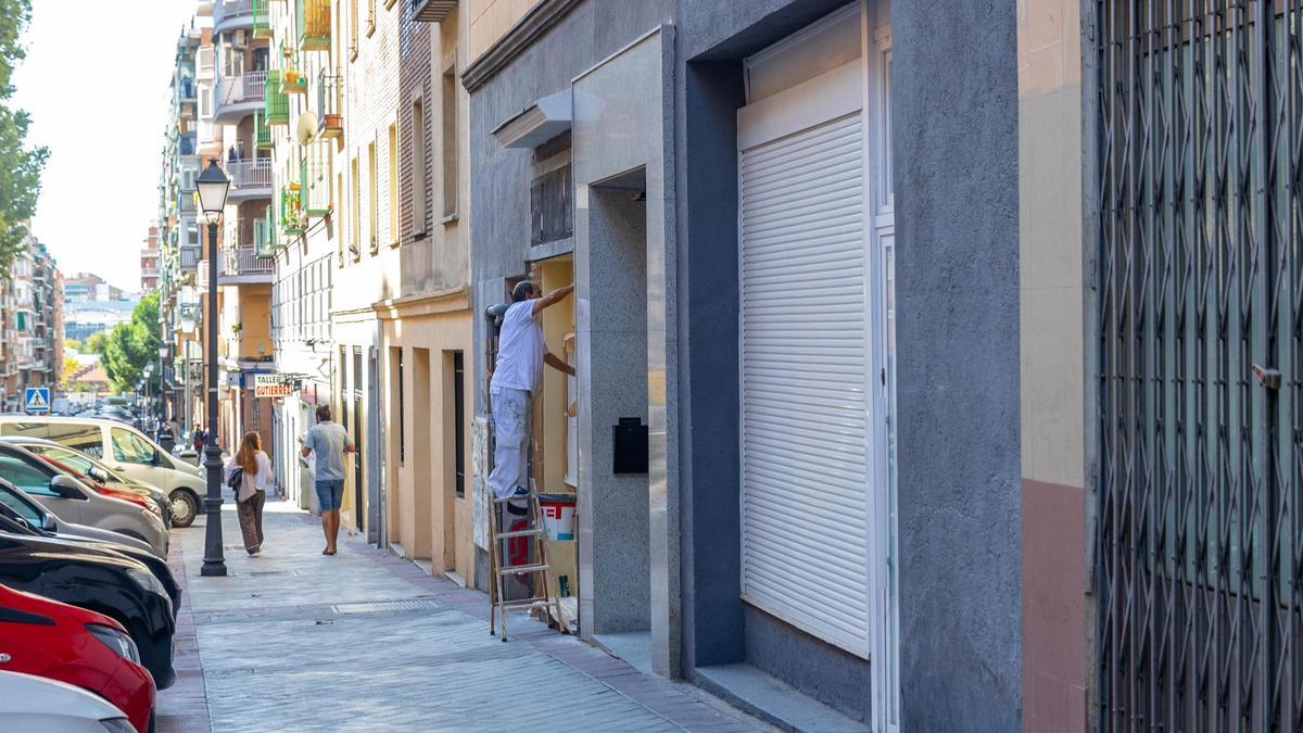Un obrero pinta el que será el segundo local reconvertido en vivienda de la calle de Fernando Poo, en Madrid.