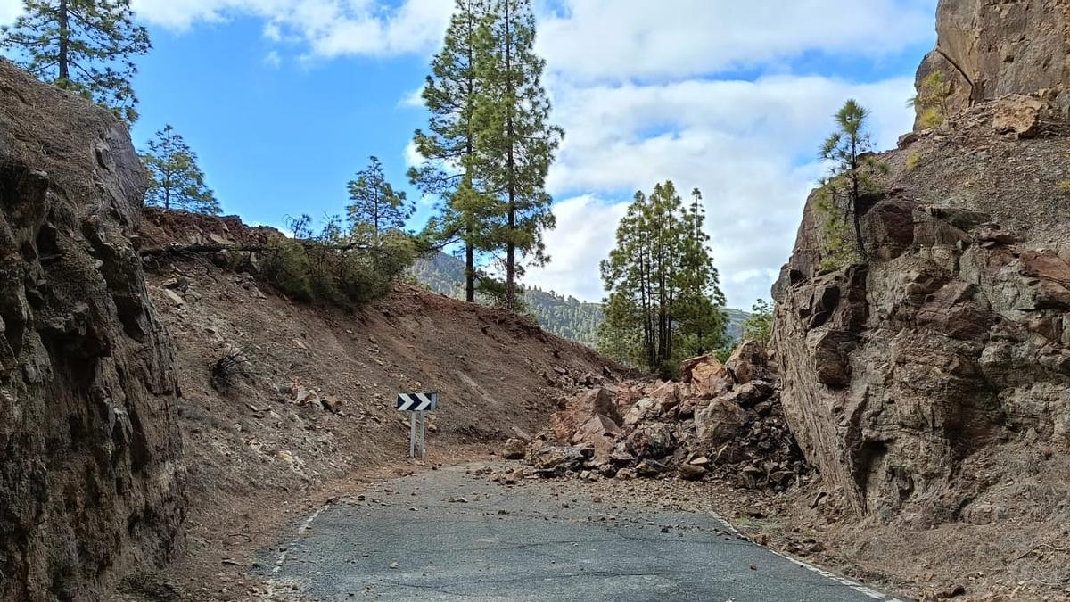 Estado en que quedó la carretera tras el desprendimiento provocado por las lluvias de la borrasca Olivier.