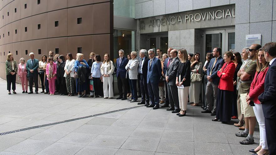 Jueces y fiscales arrancan un aplauso en Oviedo por su defensa de &quot;un poder judicial fuerte&quot; y una &quot;Fiscalía imparcial y autónoma&quot;