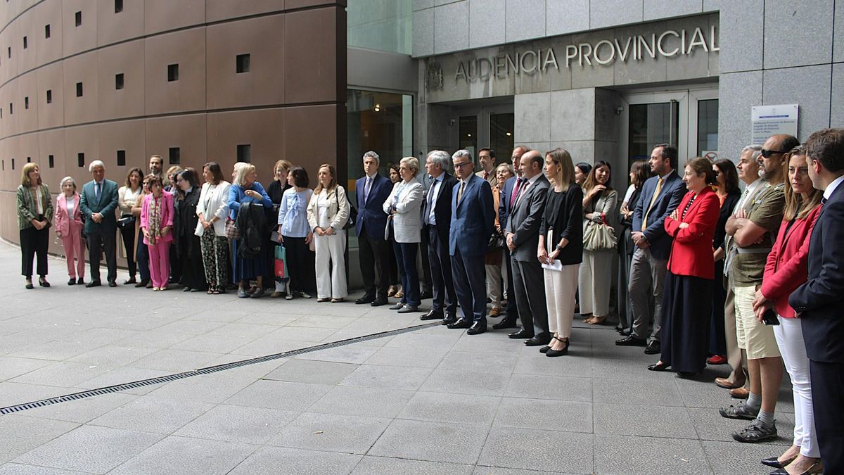 Los magistrados y fiscales concentrados ante los Juzgados de Oviedo.