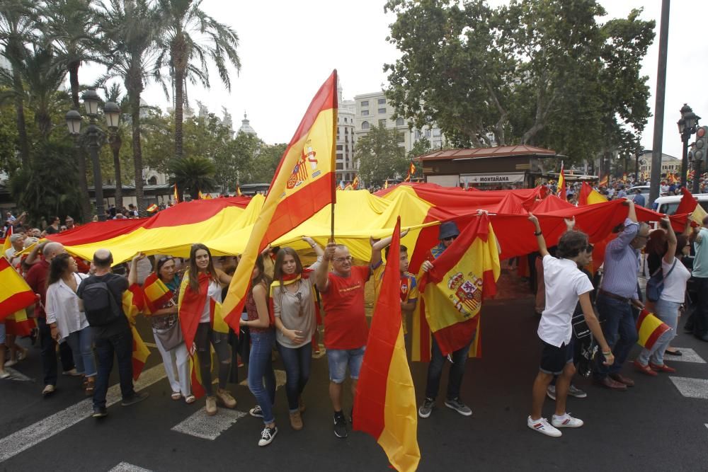 Caravana de vehículos con banderas españolas en València