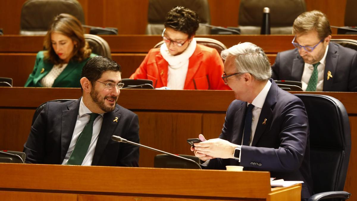 El vicepresidente, Alejandro Nolasco, y el presidente, Jorge Azcón, bromean este jueves en el pleno de las Cortes de Aragón.