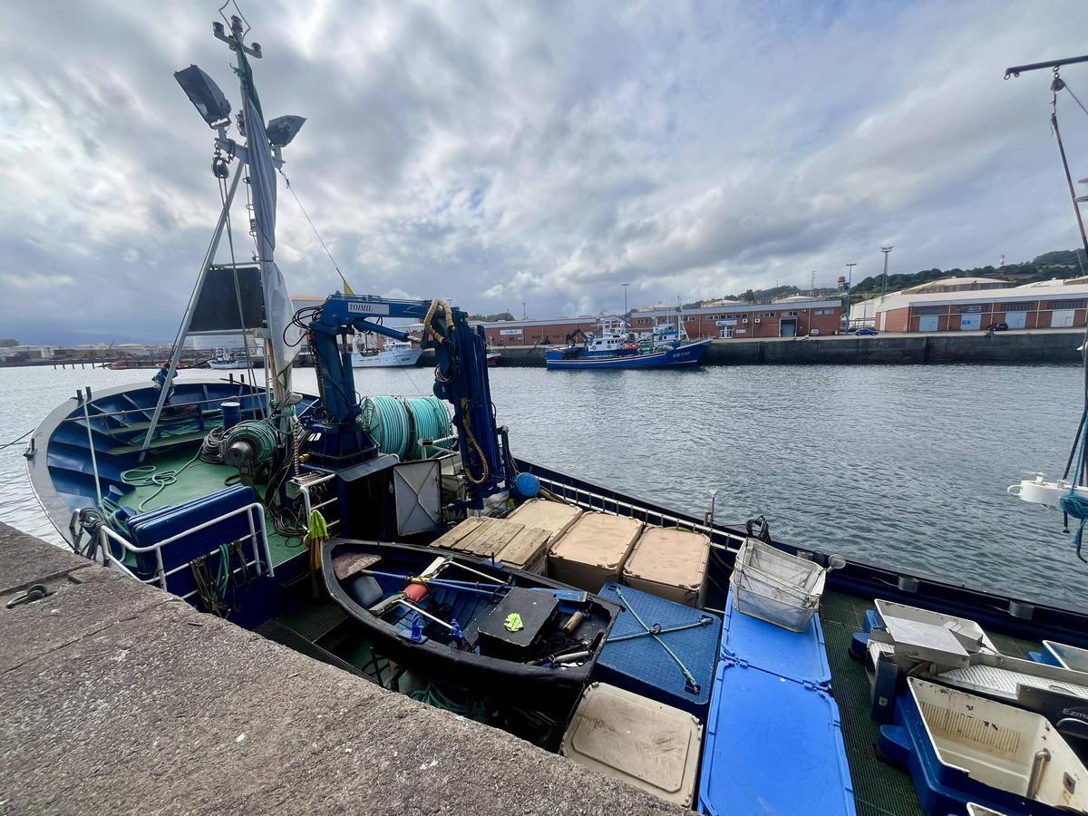 En primer plano, el pesquero vasco que fue escoltado a El Musel por la Guardia Civil tras alertar de un supuesto motín.