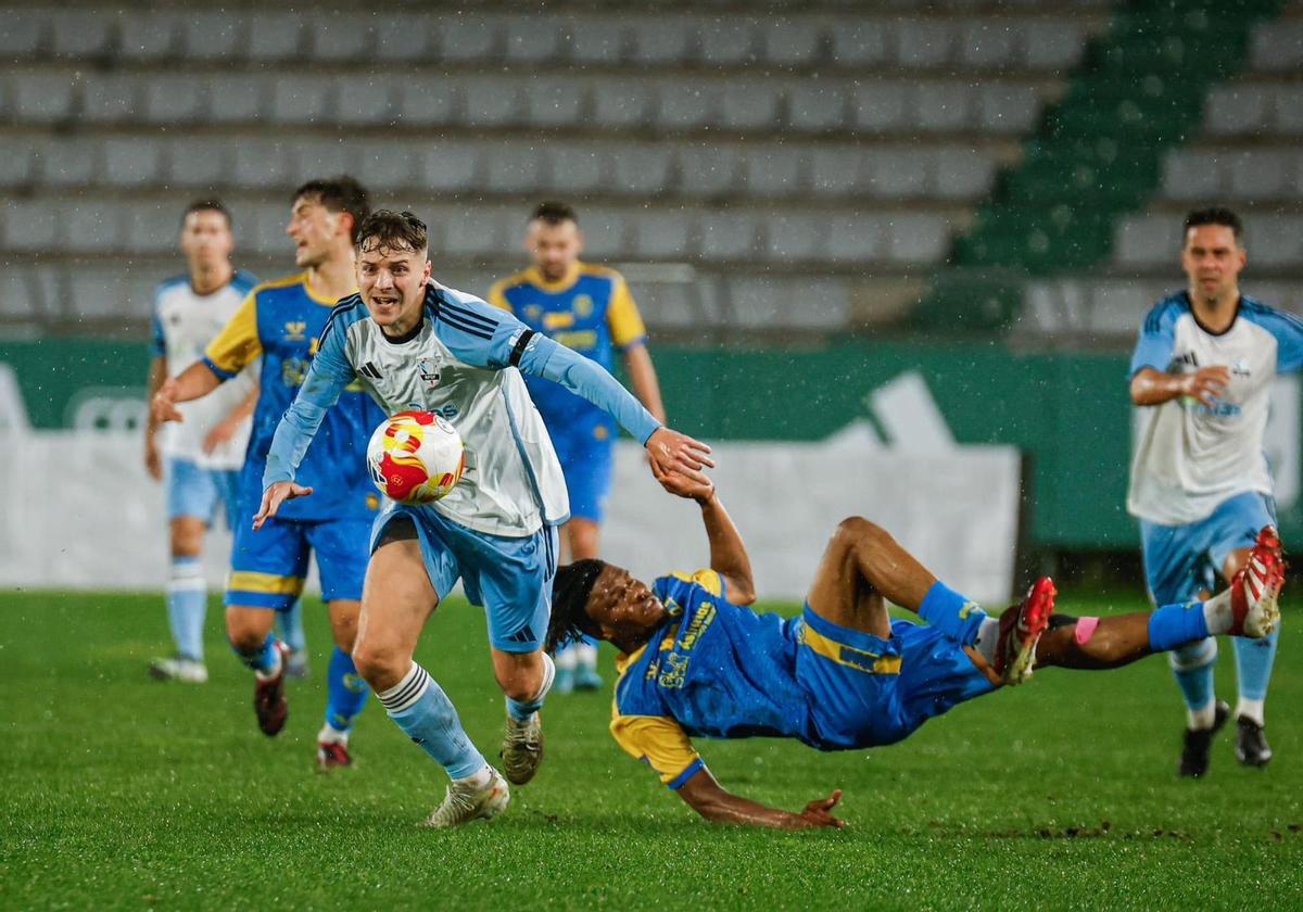 Uche pugna el balón con un futbolista gallego