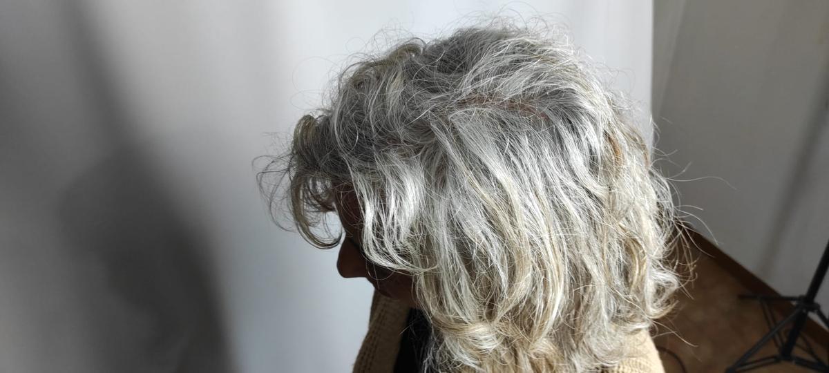 Quan els cabells blanquinosos comencen a créixer, a gent sol optar per dissimular-ho mitjançant tints o banys de color.