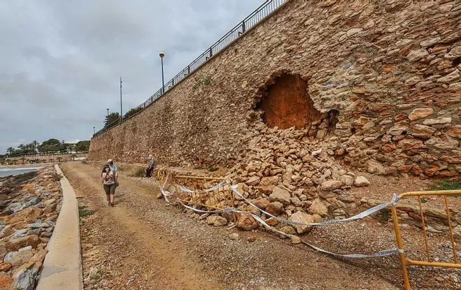 El tercer derrumbe en un paseo de Orihuela Costa pone en evidencia la inestabilidad del terreno