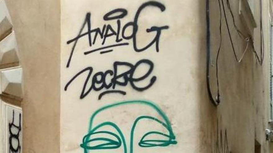 Arca denuncia pintadas en un edificio en Can Espanya