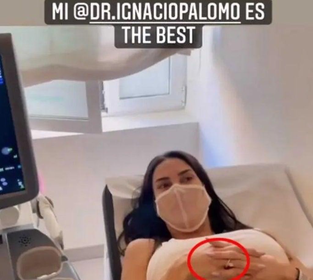 Carla Barber haciéndose una eco