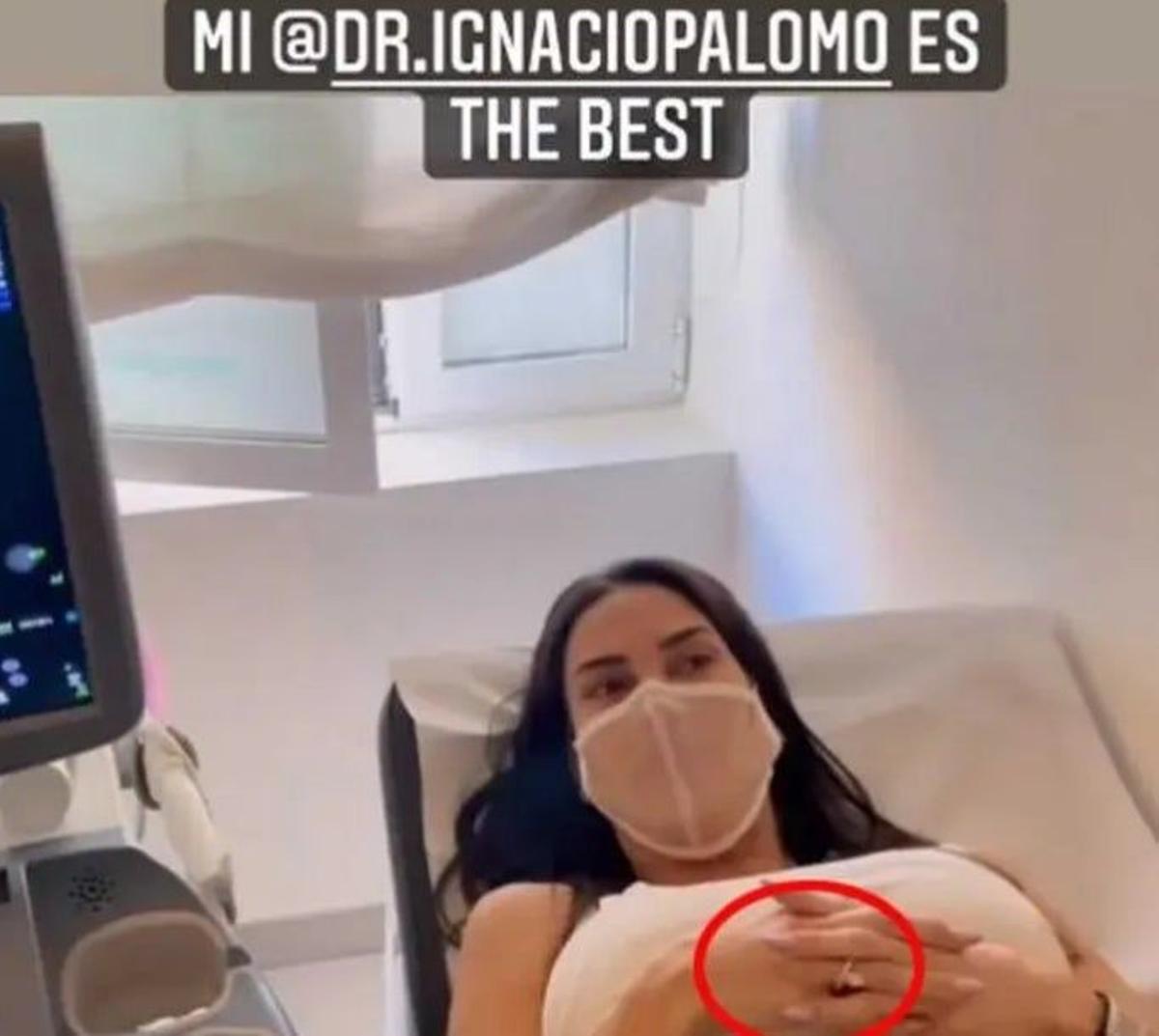 Carla Barber haciéndose una eco