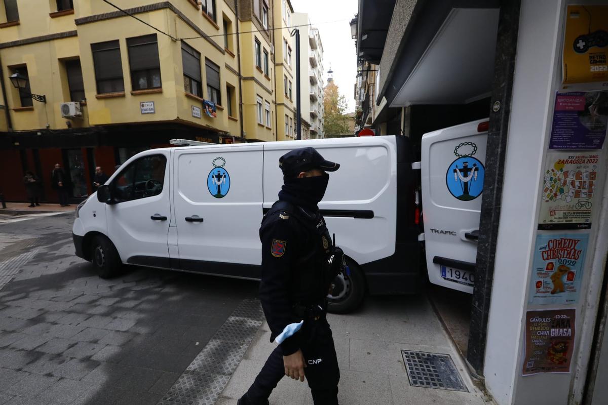 La Hermandad de la Sangre de Cristo recoge el cuerpo de la mujer asesinada.