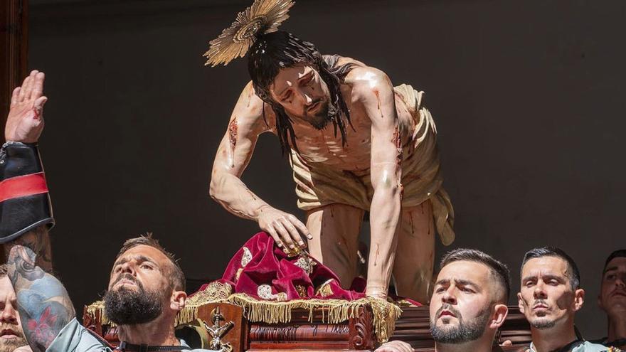 Miércoles Santo en Antequera bajo pétalos y el Novio de la Muerte