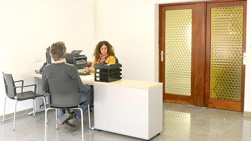 Interior de la nueva oficina de atención al ciudadano de Cas Català.