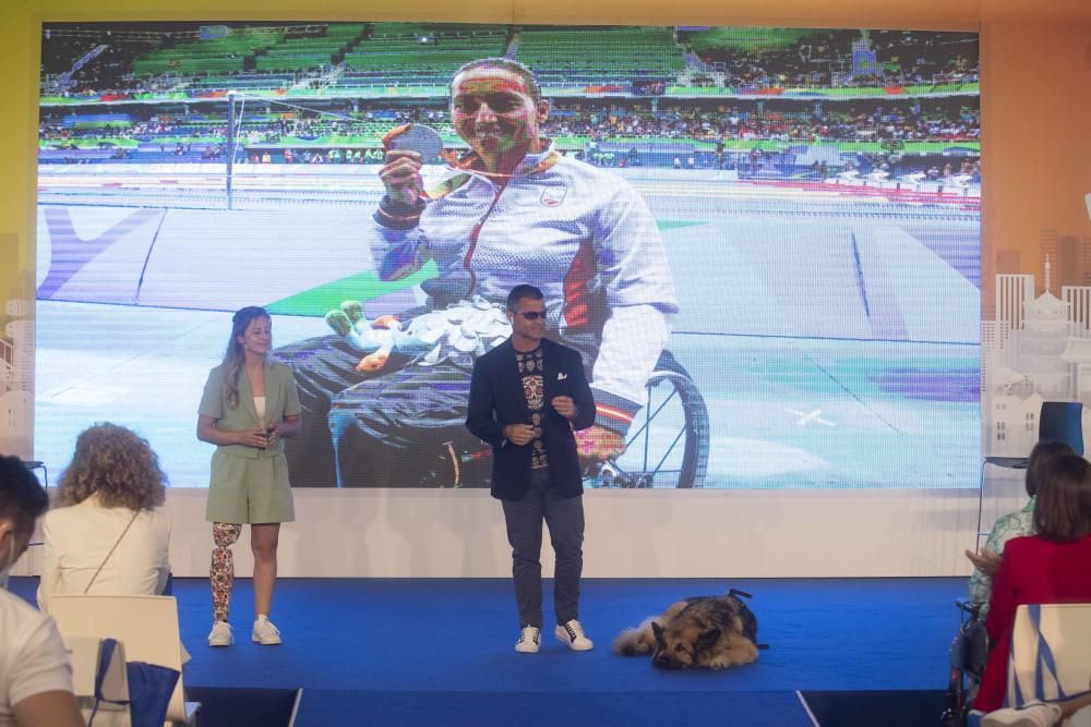 Antonio Orozco canta en la presentación de la vestimenta del Equipo Paralímpico Español en La Marina de Valencia