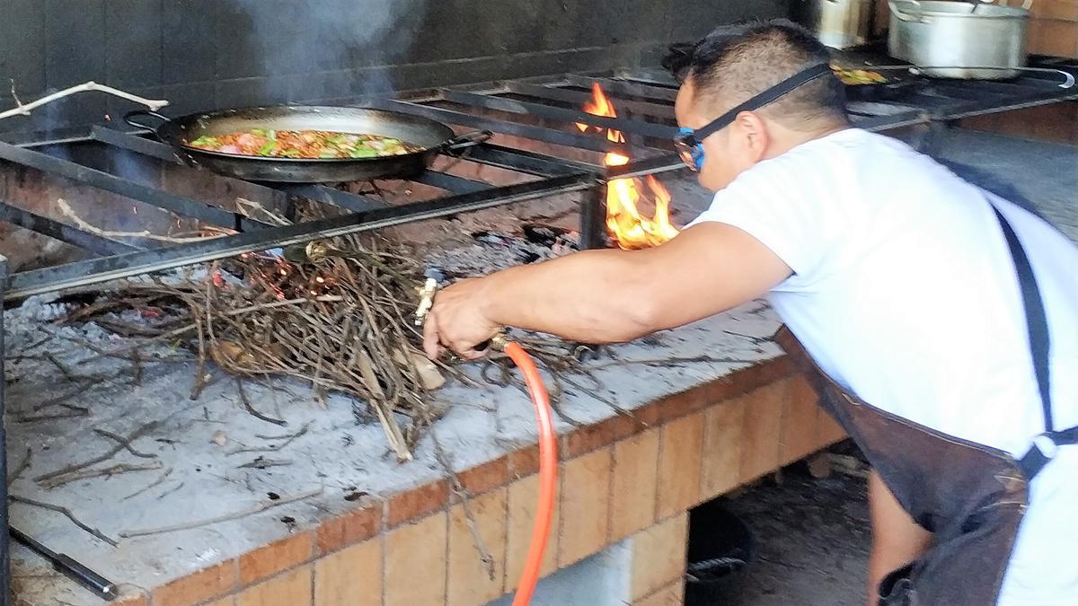 El cocinero Josey Allas Pagas, con un soplete.