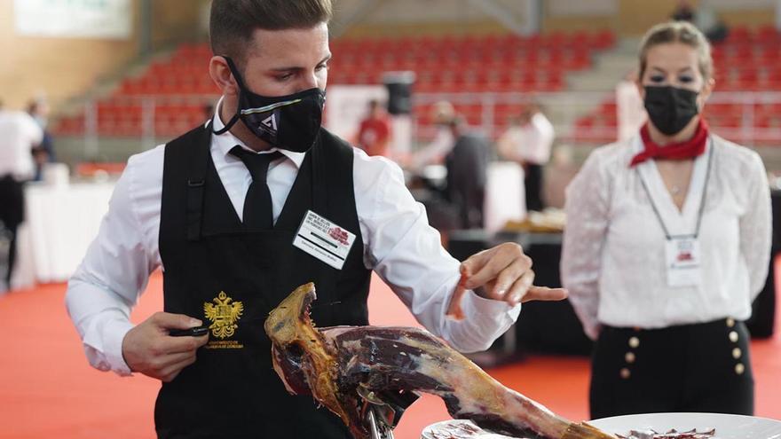 Villanueva de Córdoba degusta la excelencia del jamón y recupera las visitas