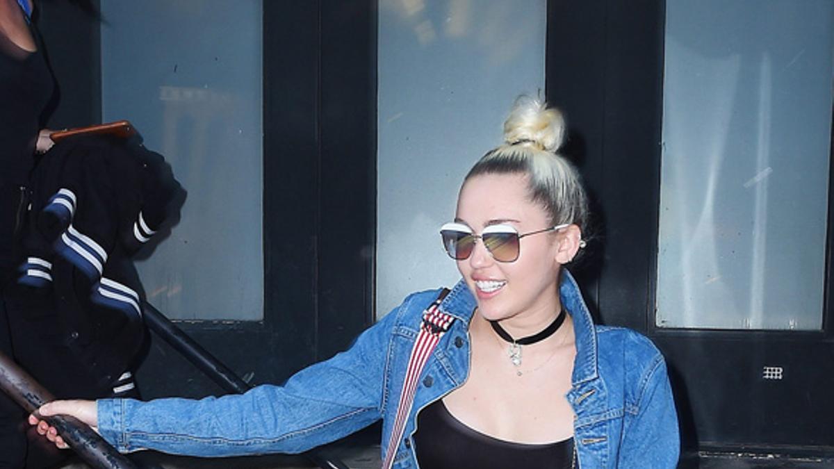 Miley Cyrus con un original clutch