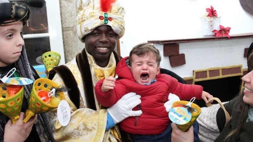 Un niño llora en brazos del rey Baltasar. // FdV