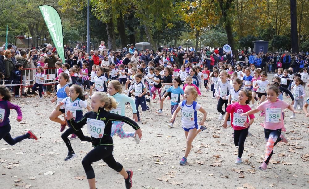 Más de 1.100 jóvenes atletas desafían a las bajas temperaturas para participar en la tradicional carrera de cross escolar.