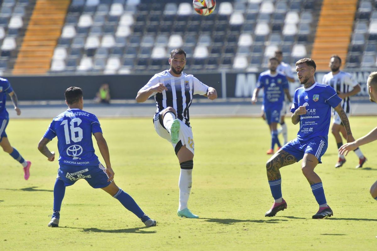 Cinta pelea un balón ante el San Fernando