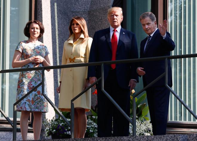 Melania Trump en Helsinki con abrigo amarillo rematado con un cinturón con una mariposa