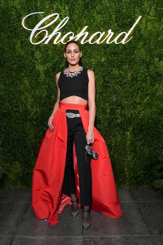 Olivia Palermo con look negro y rojo