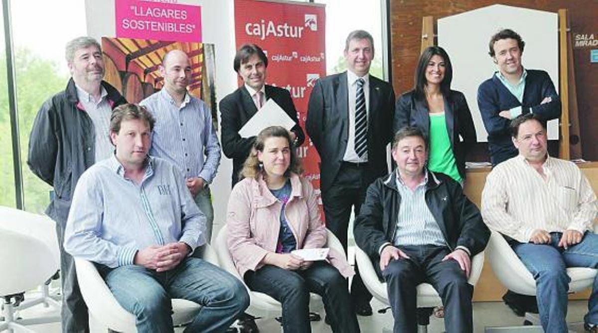 Por la izquierda, de pie, Víctor Ramos, de Sidra Fran; Rubén Sánchez, de Prodintec; el director general de la Cámara de Comercio, Camilo Vázquez; el director de zona de Cajastur, Fernando Menéndez; María José Pérez, de Protecma, y Luis Martínez, de Sidra Fonciello. Sentados, Juan José Tomás, de Sidra JR; Lucía Menéndez, de Sidra Menéndez; Julián Castañón, de Sidra Castañón, y Luis Alberto Acebal, de Sidra Acebal, ayer, en el Palacio de Congresos de Gijón.