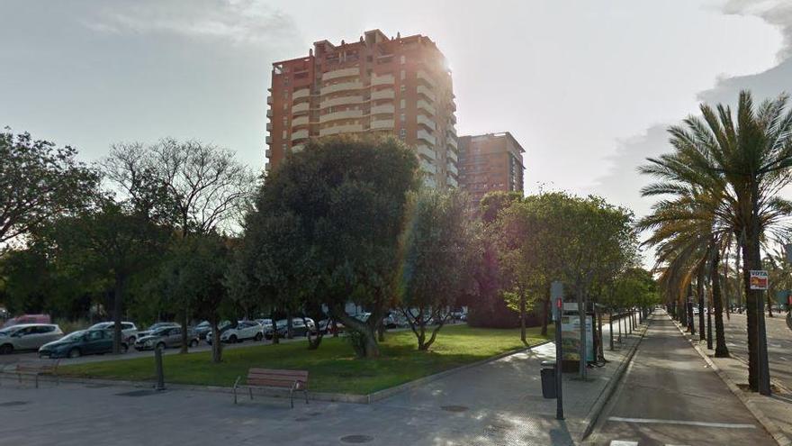 La mujer fue asaltada en la parada del autobús de la avenida Doctor Tomás Sala con San Vicente Mártir.