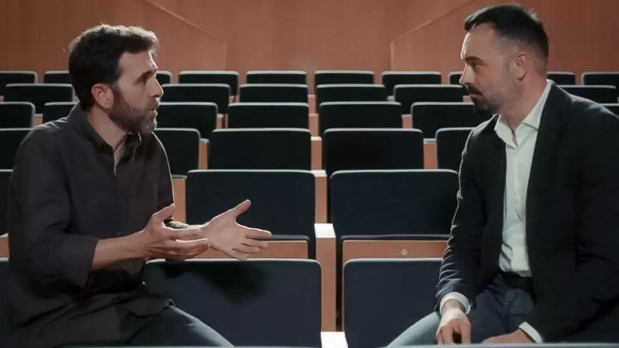 Gonzo (esquerra) conversa amb l’alcalde d’Alcanar, Joan Roig, durant el programa ‘Salvados’. | ATRESMEDIA