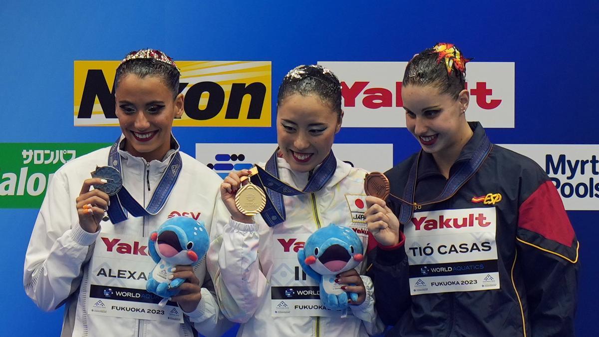 Iris Tió, la primera por la derecha, muestra sonriente la medalla en el podio.