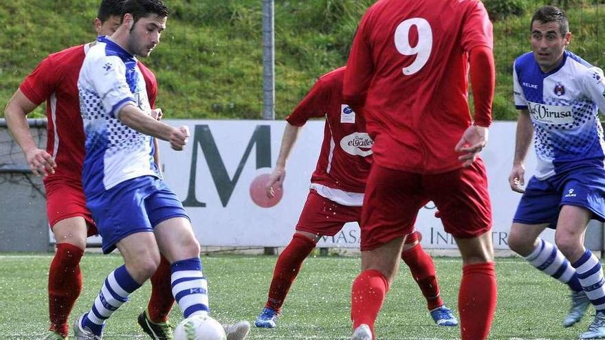 El delantero del Tuilla Vila, con el balón, rodeado de jugadores del Tineo, con Villanueva a la derecha.