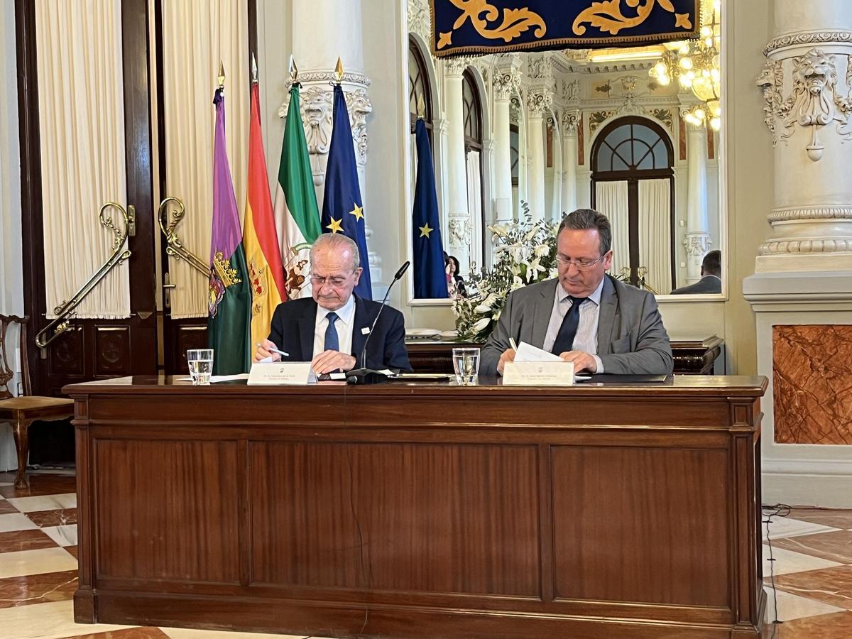 El alcalde Francisco de la Torre y el director general de Aisge, Abel Martín.