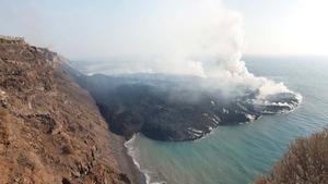 La lava que surt de les dues noves boques del volcà de La Palma avança cap al mar