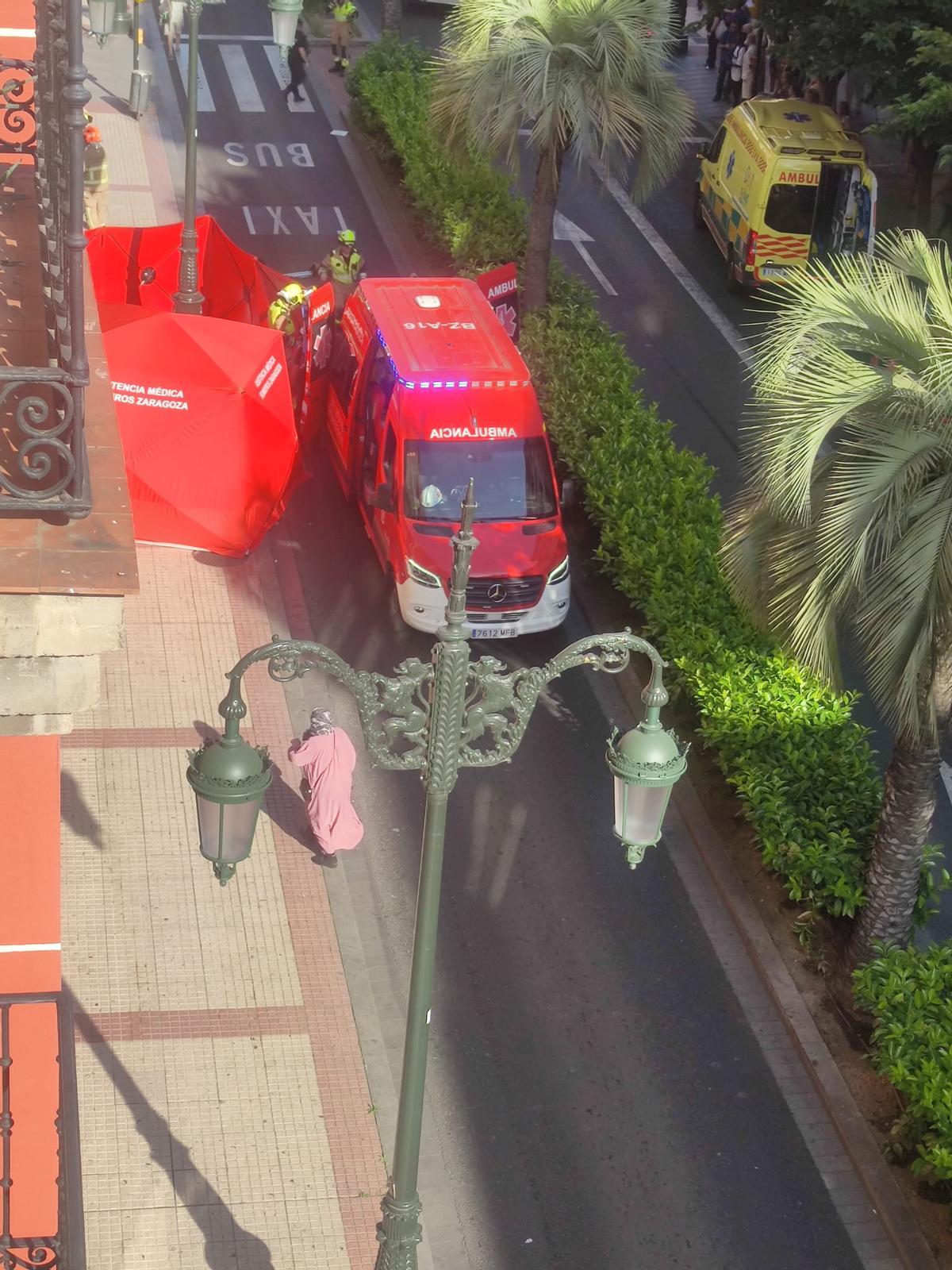 En imágenes |  Herida grave una niña de 12 años tras ser atropellada por un autobús urbano en la calle Conde Aranda de Zaragoza Herida grave una niña de 12 años tras ser atropellada por un autobús urbano en la calle Conde Aranda de Zaragoza