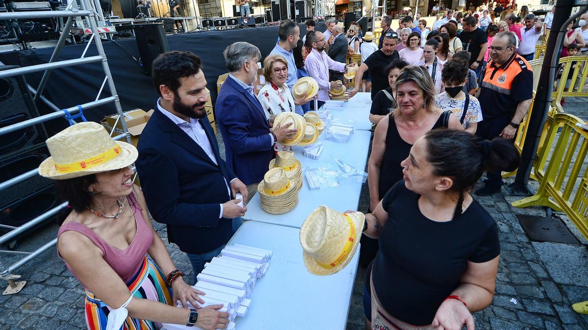 Reparto de sombreros y abanicos por el alcalde y concejales, en la feria de Plasencia.