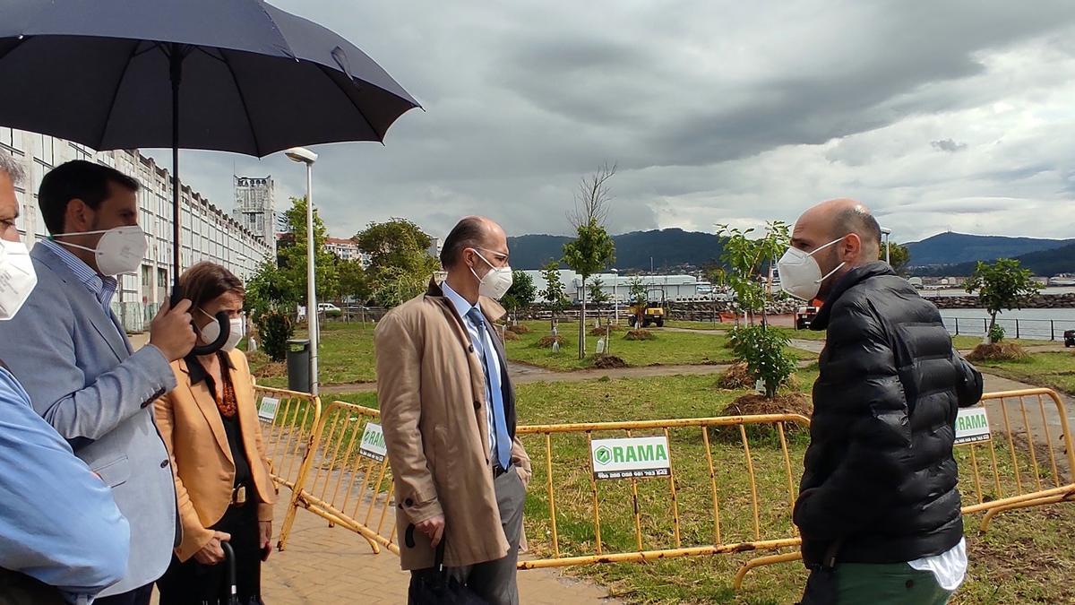 Almuiña en la visita a las obras en el paseo de Salgueirón