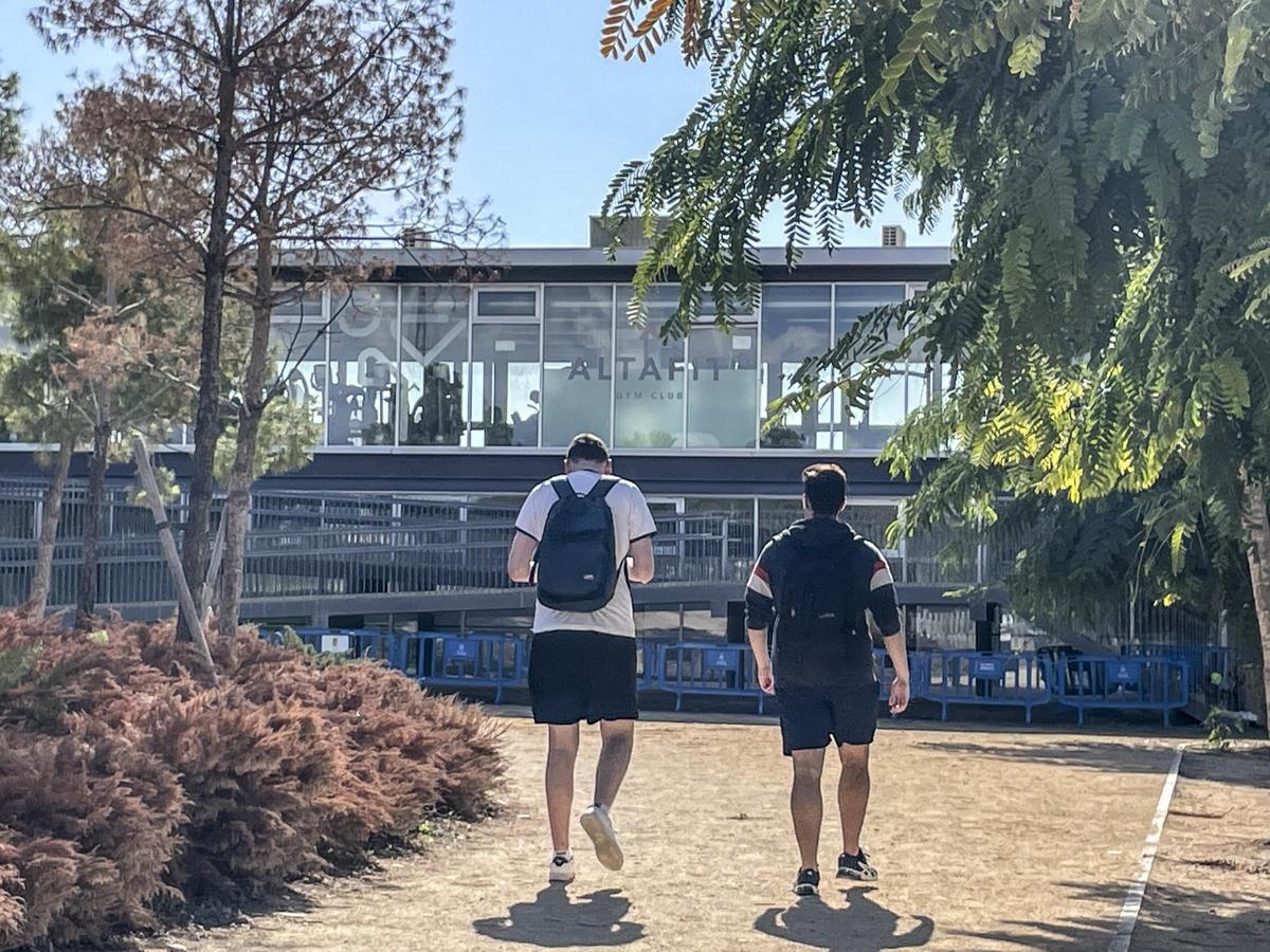 Usuarios se dirigen al gimnasio que hay en el velódromo de San Vicente, en una imagen de archivo