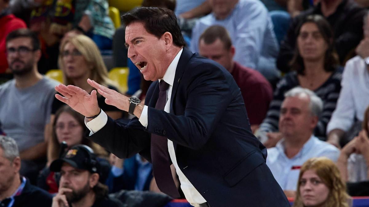 Xavi Pascual dirigiendo al Barça en el partido de Euroliga ante Olympiacos