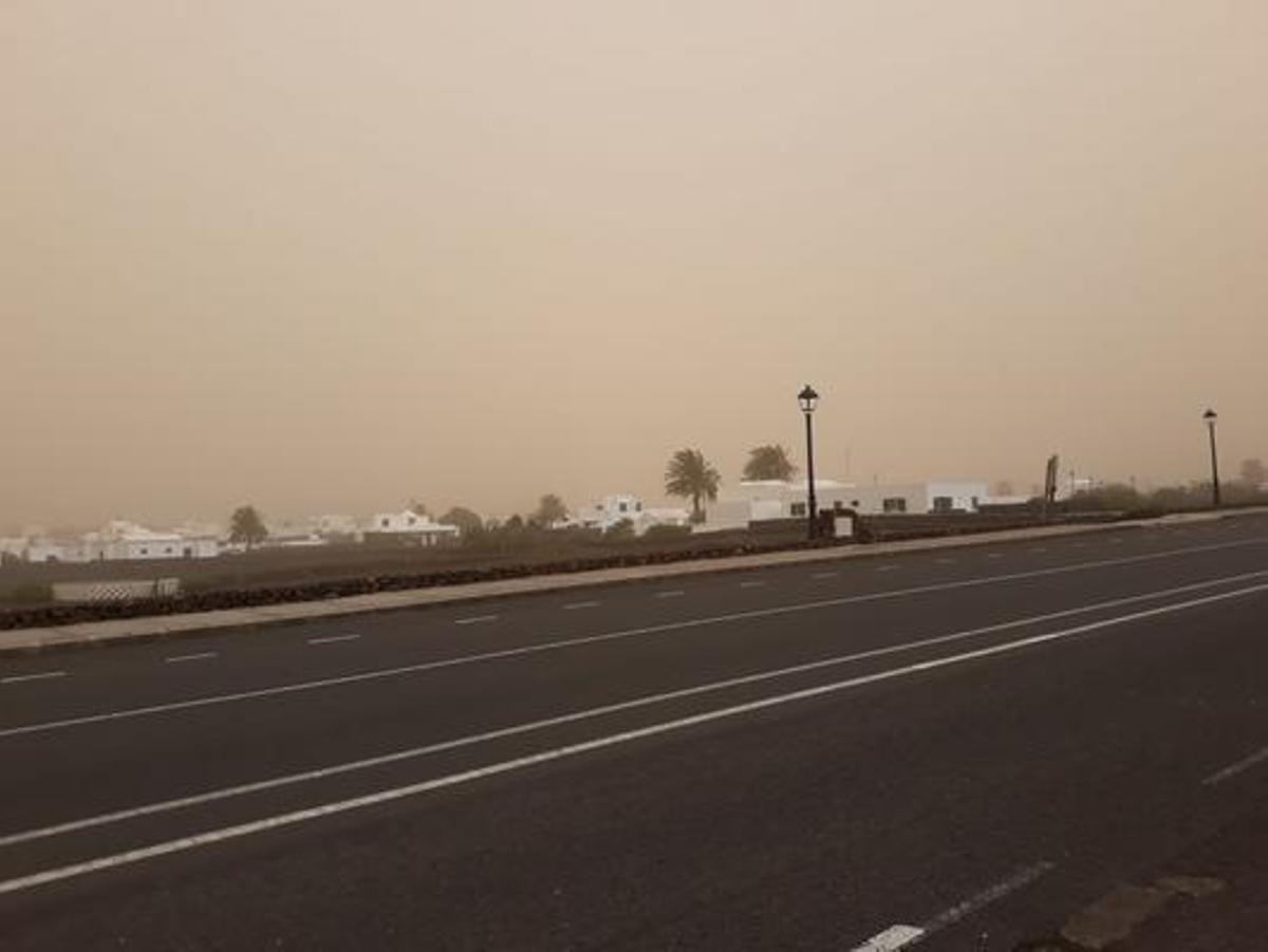 La calima tapona el cielo de Canarias