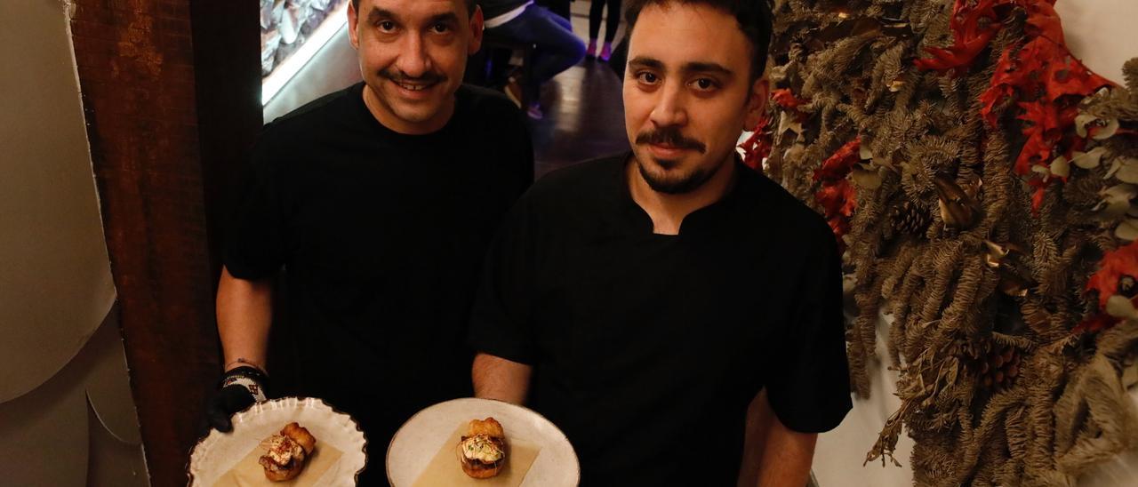 Marcos Fernández y Abel Fernández, con el «Kouign Amann» en el Bar La Estraza.