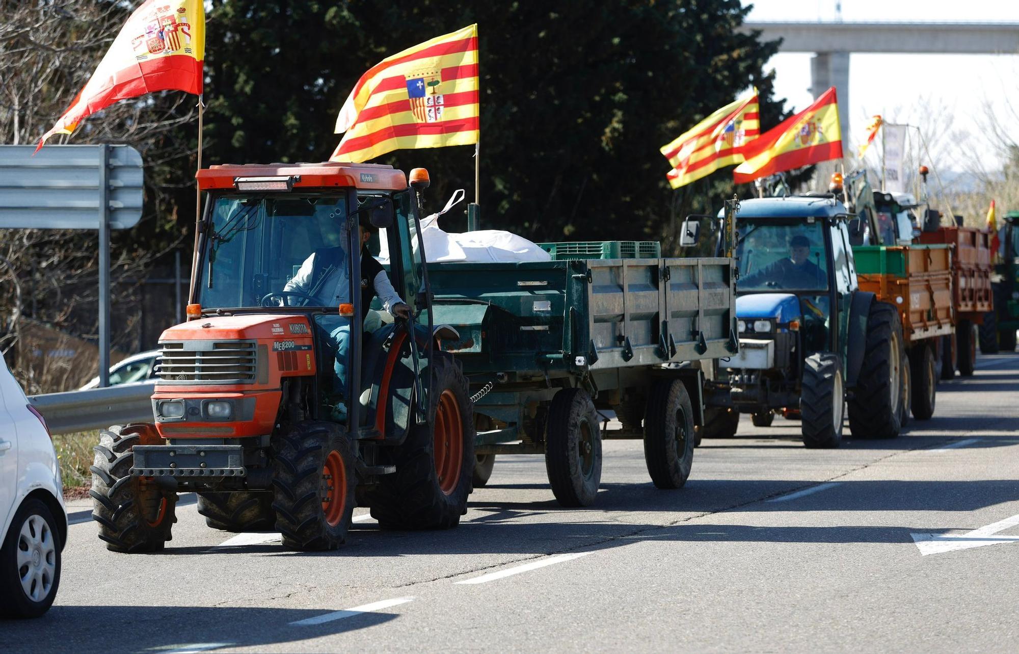 Un pequeño grupo de tractores entra en Zaragoza en una nueva jornada de protestas