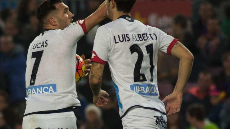 Lucas Pérez celebra su gol de ayer ante la presencia de Luis Alberto.