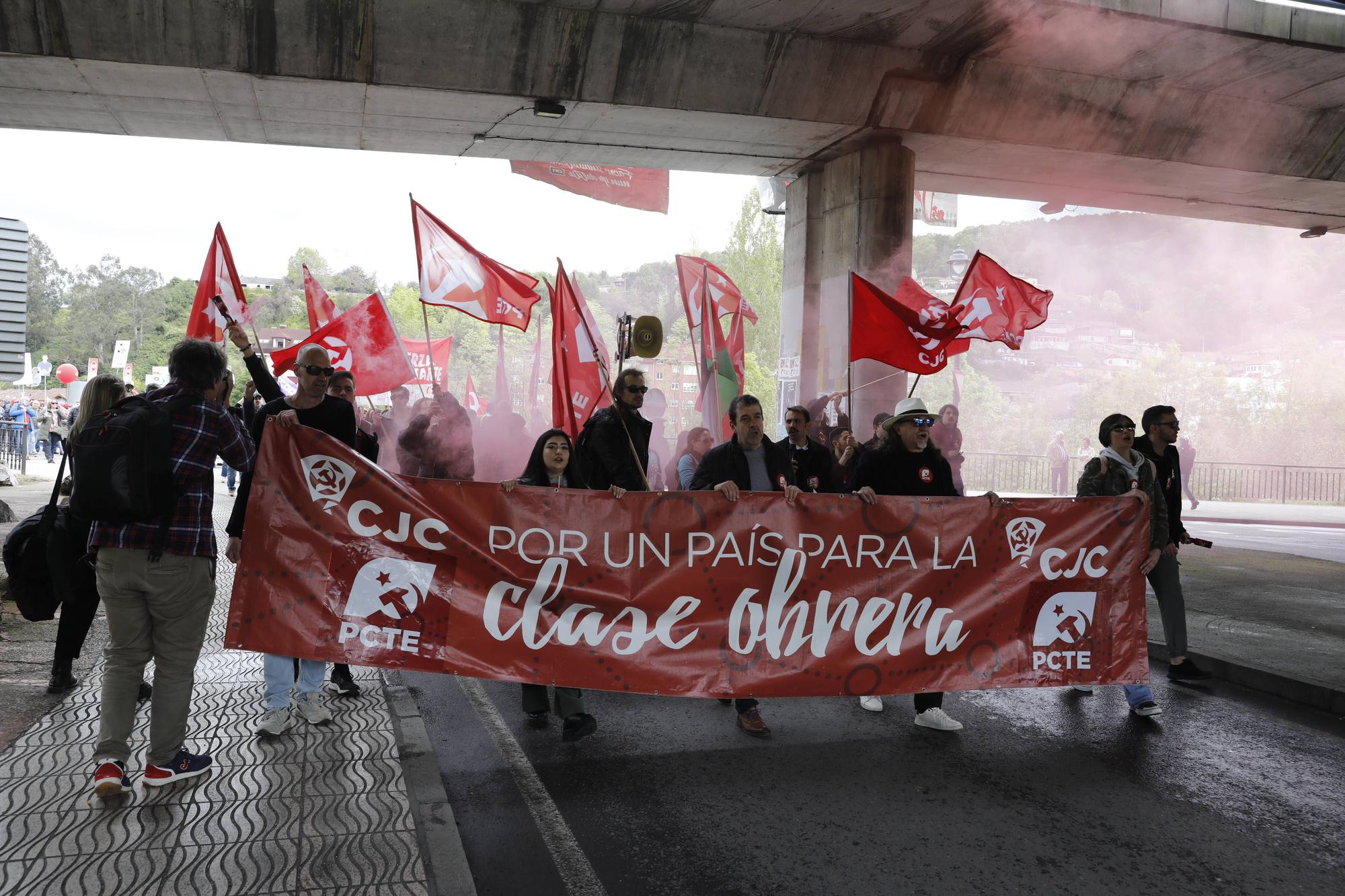 Manifestación de los sindicatos mayoritarios en Langreo por el 1 de mayo.