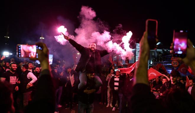 Partidario del actual alcalde de Estambul y candidato a la alcald�a del Partido Republicano del Pueblo (CHP), principal partido de la oposici�n, Ekrem Imamoglu. EFE.jpg