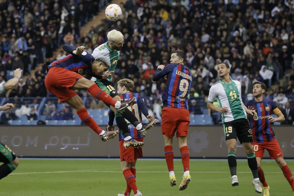 Partido de semifinales de la Supercopa de España que enfrenta al Real Betis y al FC Barcelona y que se disputa este jueves en el Estadio Internacional Rey Fahd, en Riad, Arabia Saudí.