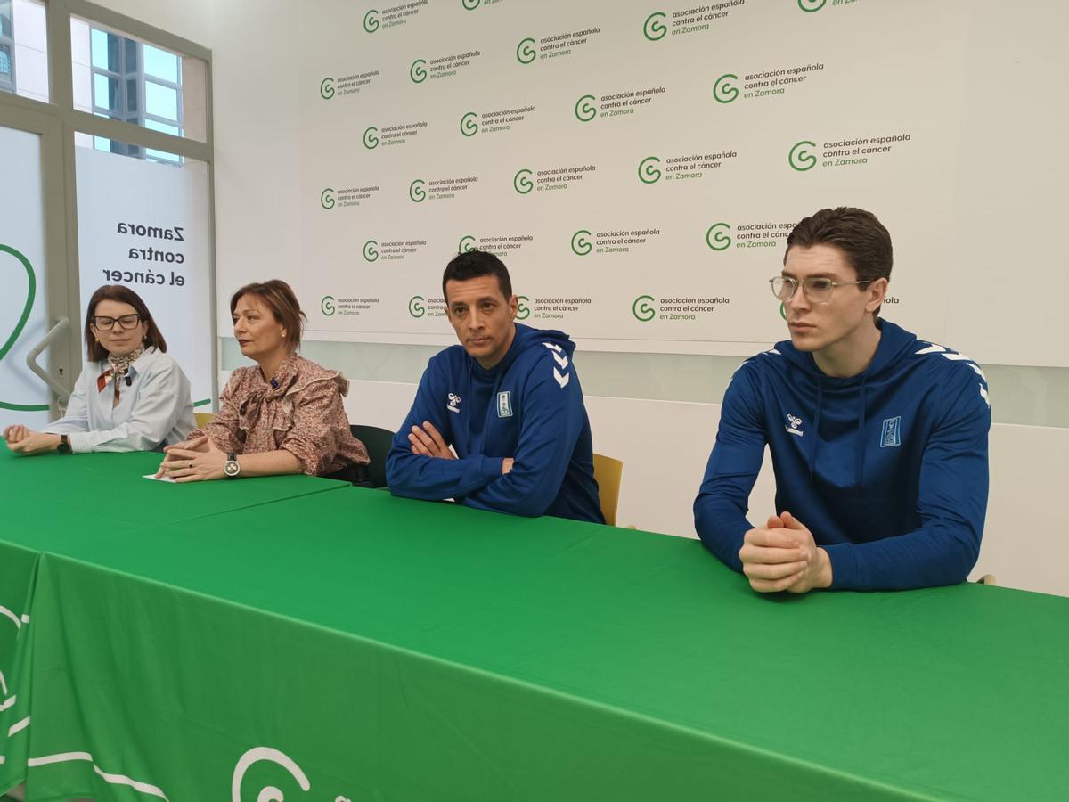 Stymir Tharstarson (derecha) en la rueda de prensa ofrecida por el CB Zamora.