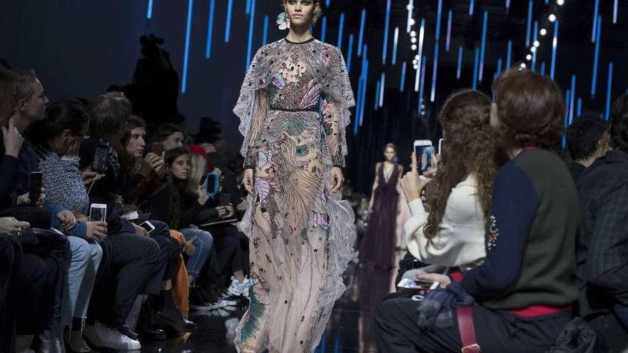 Una modelo luce una de las creaciones de Eli Saab en el desfile de ayer en París.